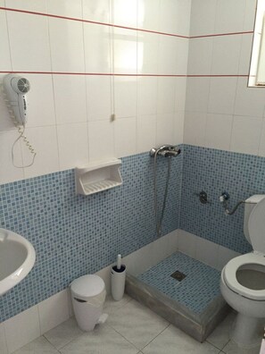 A bathroom with a shower, toilet, and sink. - George House Apartments & Villa (Lefkada)