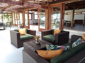 Lobby sitting area - Pousada Areia Preta (Prado)
