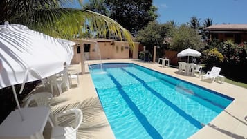 Piscine extérieure, parasols de plage, chaises longues