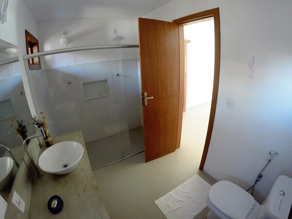 Shower, towels, soap, shampoo - Pousada Areia Preta (Prado)