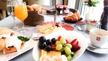 Free daily cooked-to-order breakfast