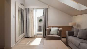 Superior Junior Suite, Balcony | 起居区 | 等离子电视