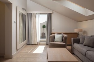 Superior Junior Suite, Balcony | Área de estar | TV de plasma