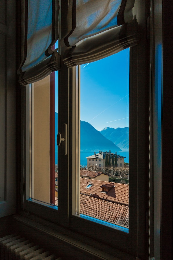 Appartamento panoramico, 1 camera da letto, vista lago, piano elevato (Torretta) | Frigobar, cofres nos quartos, individualmente mobiliados, escrivaninha