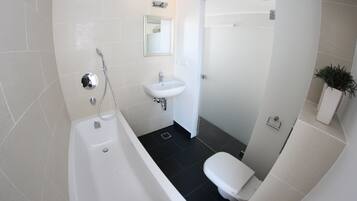 Regendusche, kostenlose Toilettenartikel, Haartrockner