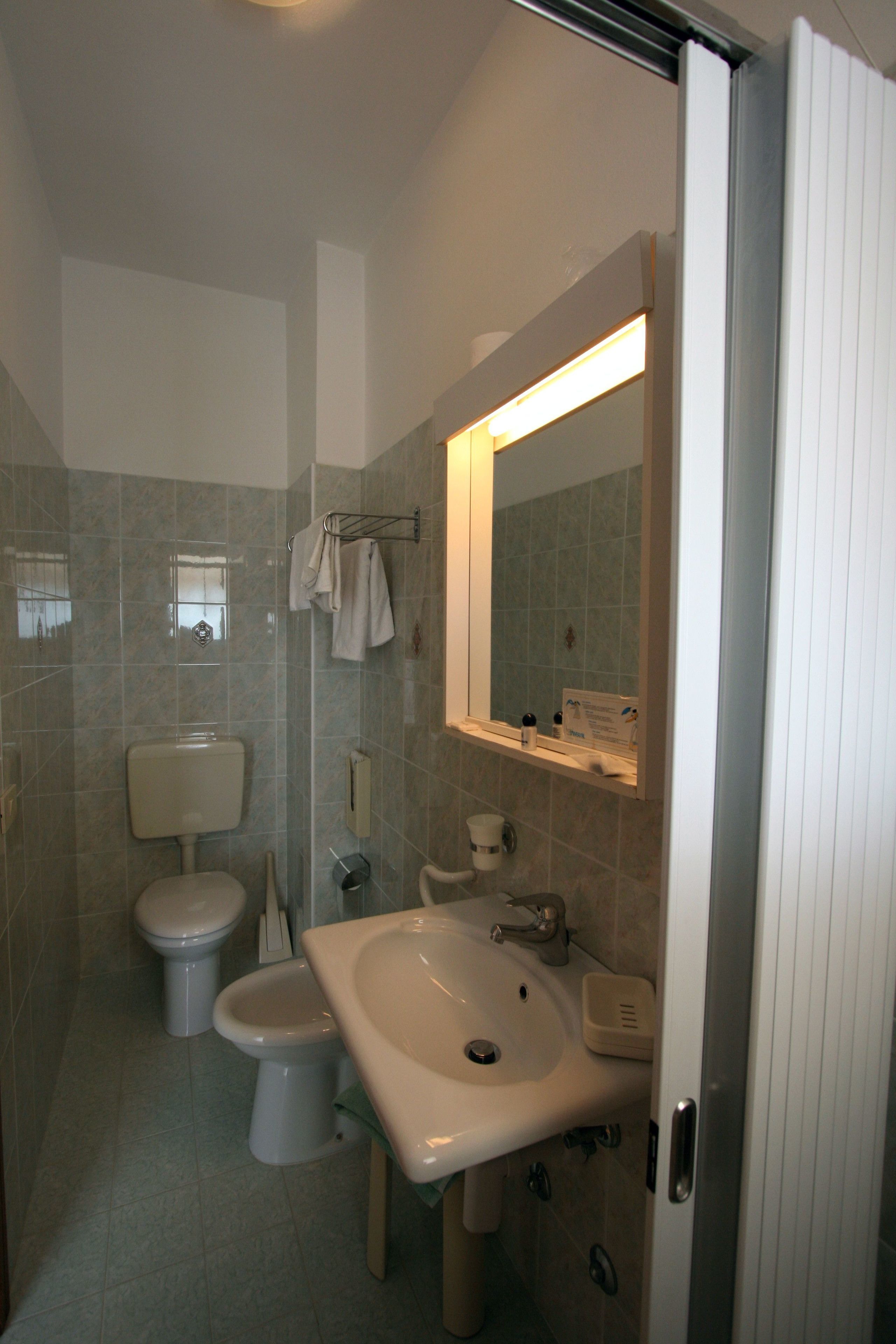 single room | bathroom | free toiletries, hair dryer, bidet, towels