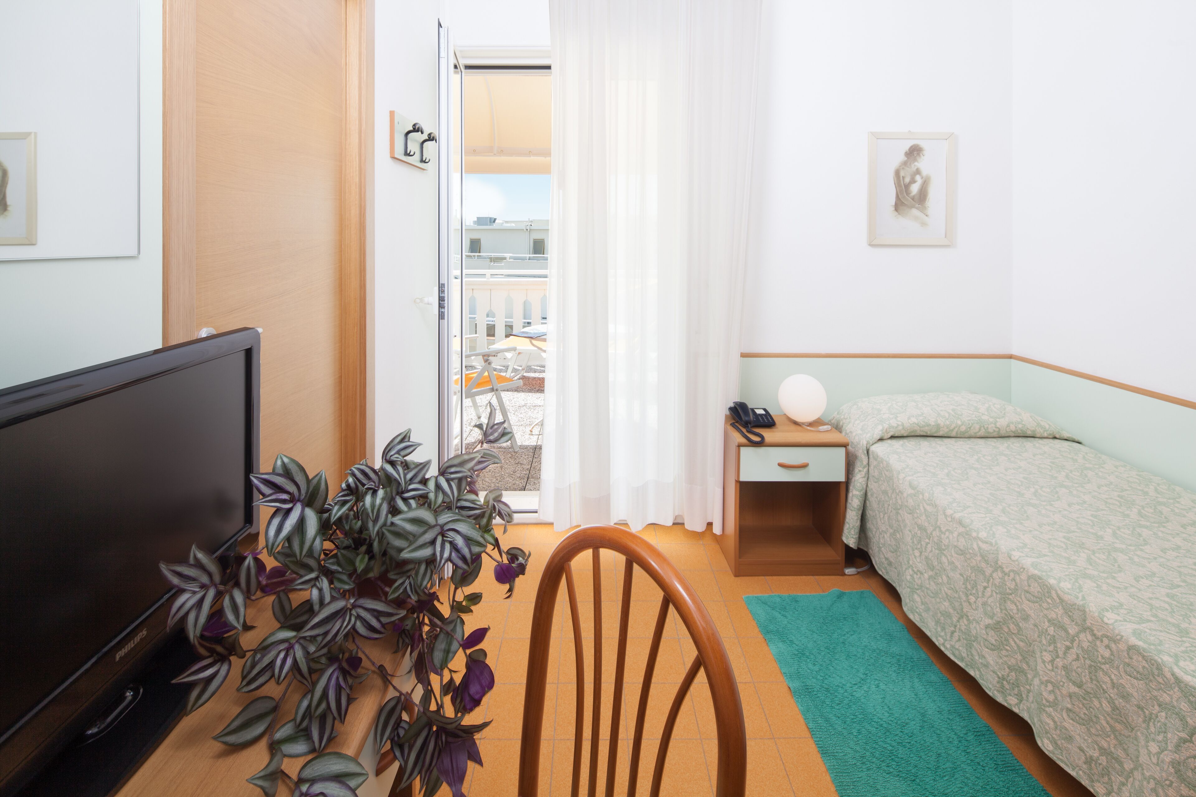 single room | in-room safe, desk, soundproofing, free wifi