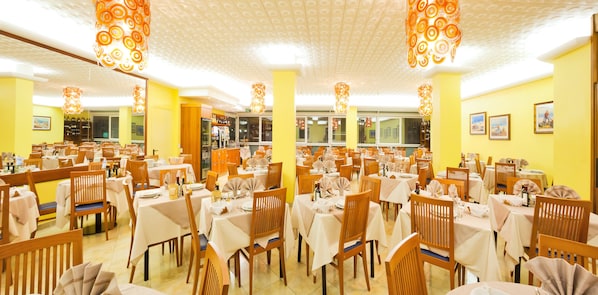Café da manhã, almoço e jantar; culinária internacional
