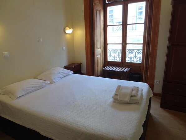 Chambre, salle de bains commune | Couette en duvet d'oie, Wi-Fi gratuit, draps fournis