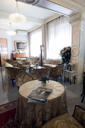 Lobby sitting area - Hotel Patria (Chianciano Terme)