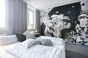 Eenvoudige tweepersoonskamer, en-suite badkamer | Donsdekens, individueel gemeubileerd, gratis babybedden, gratis wifi