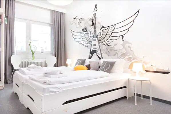 Dobbeltrom – basic, eget bad | Dundyner, individuelt innredet og barnesenger (inkludert)