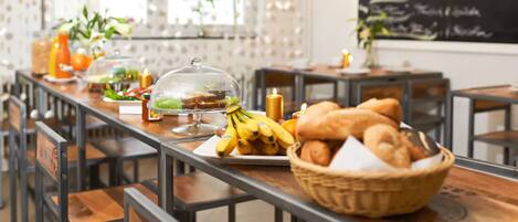 TĂ€gliches FrĂŒhstĂŒcksbuffet (9.30 EUR pro Person)