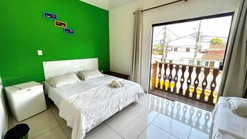Quarto triplo standard | Banheiro | Chuveiro, produtos de toalete grátis, secador de cabelo