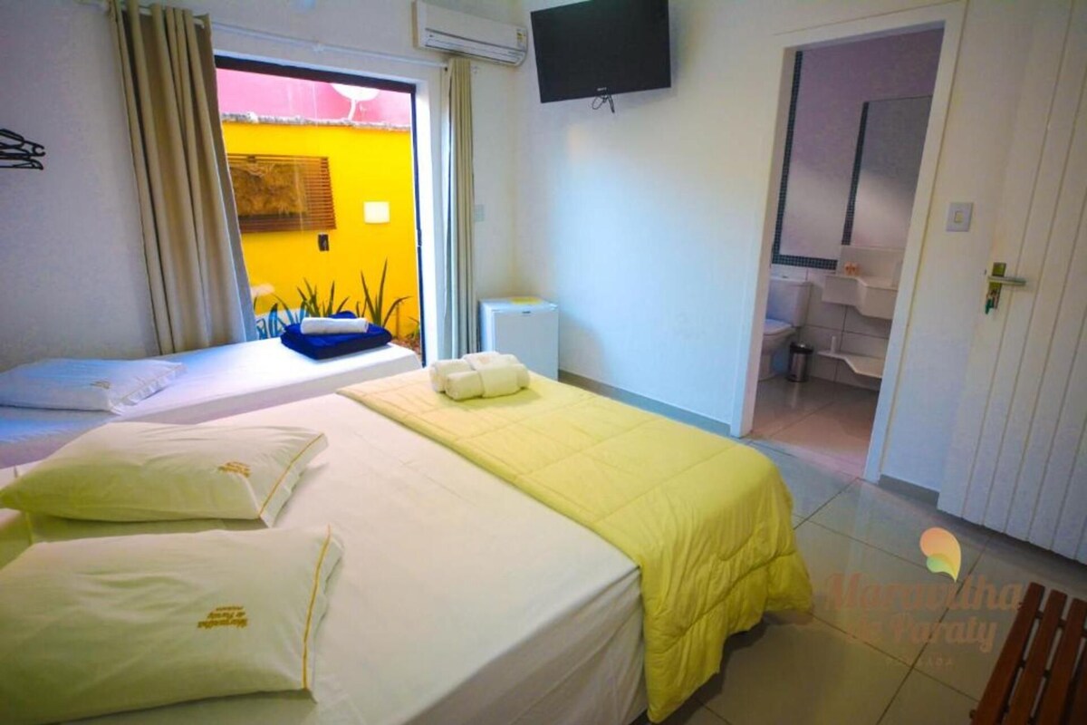 Minibar, free WiFi, bed sheets