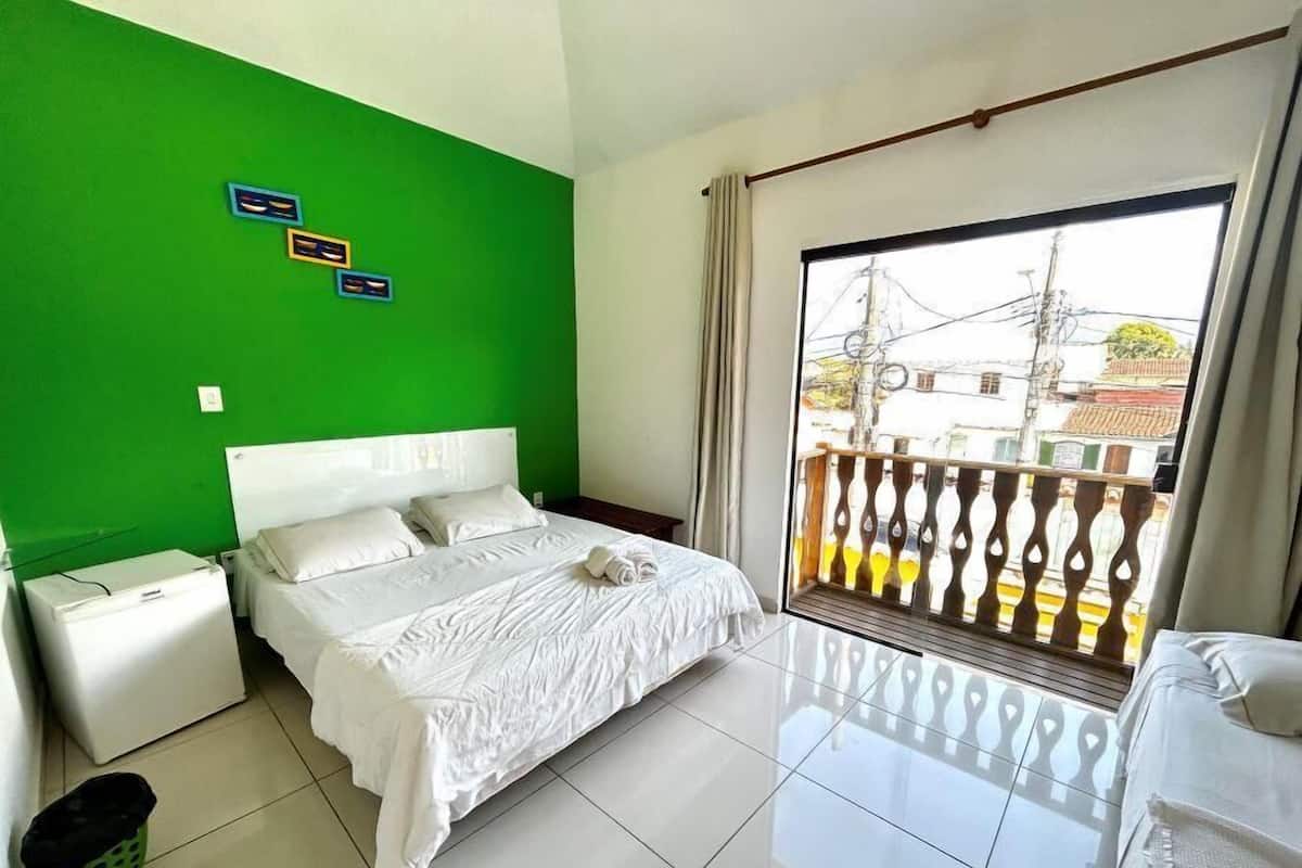 Minibar, wifi gratis y ropa de cama