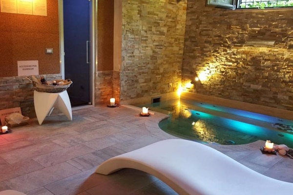 Hot tub, Turkish bath/hammam, body treatments, mud baths