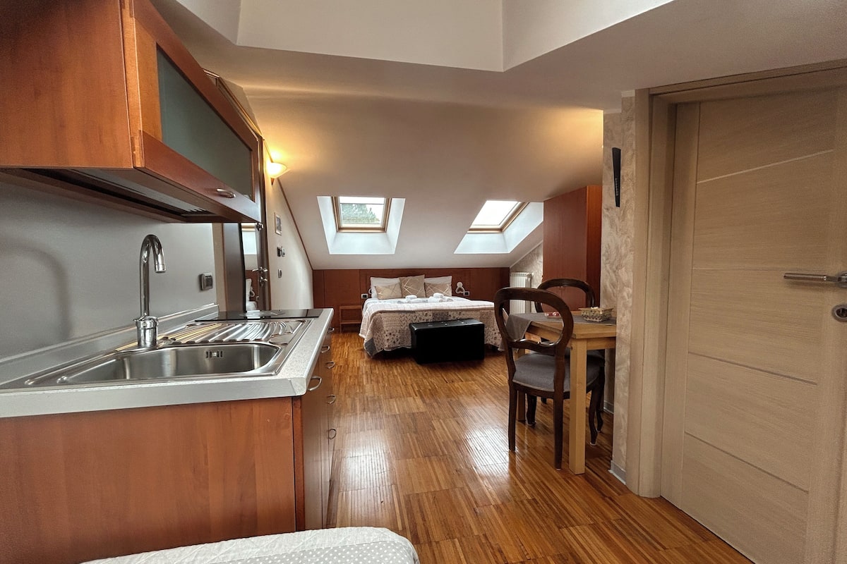 Quarto triplo superior | Roupas de cama premium, cofres nos quartos, individualmente mobiliados