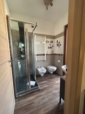 Luxury Room | Bathroom | Shower, free toiletries, hair dryer, bathrobes - Aurelia Garden Gold Bed & Breakfast (Rome)
