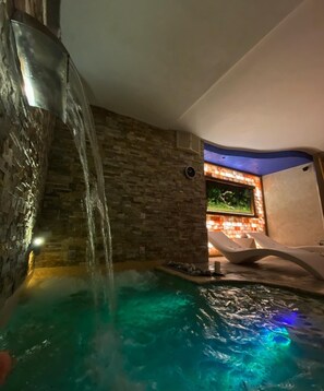 Una bañera de hidromasaje, baño turco/hammam, tratamientos corporales