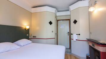 Select Comfort beds, desk, free WiFi, bed sheets