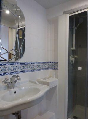 Triple Room, Private Bathroom | Bathroom | Combined shower/tub, free toiletries, hair dryer, towels - Hôtel Marignan (Paris)