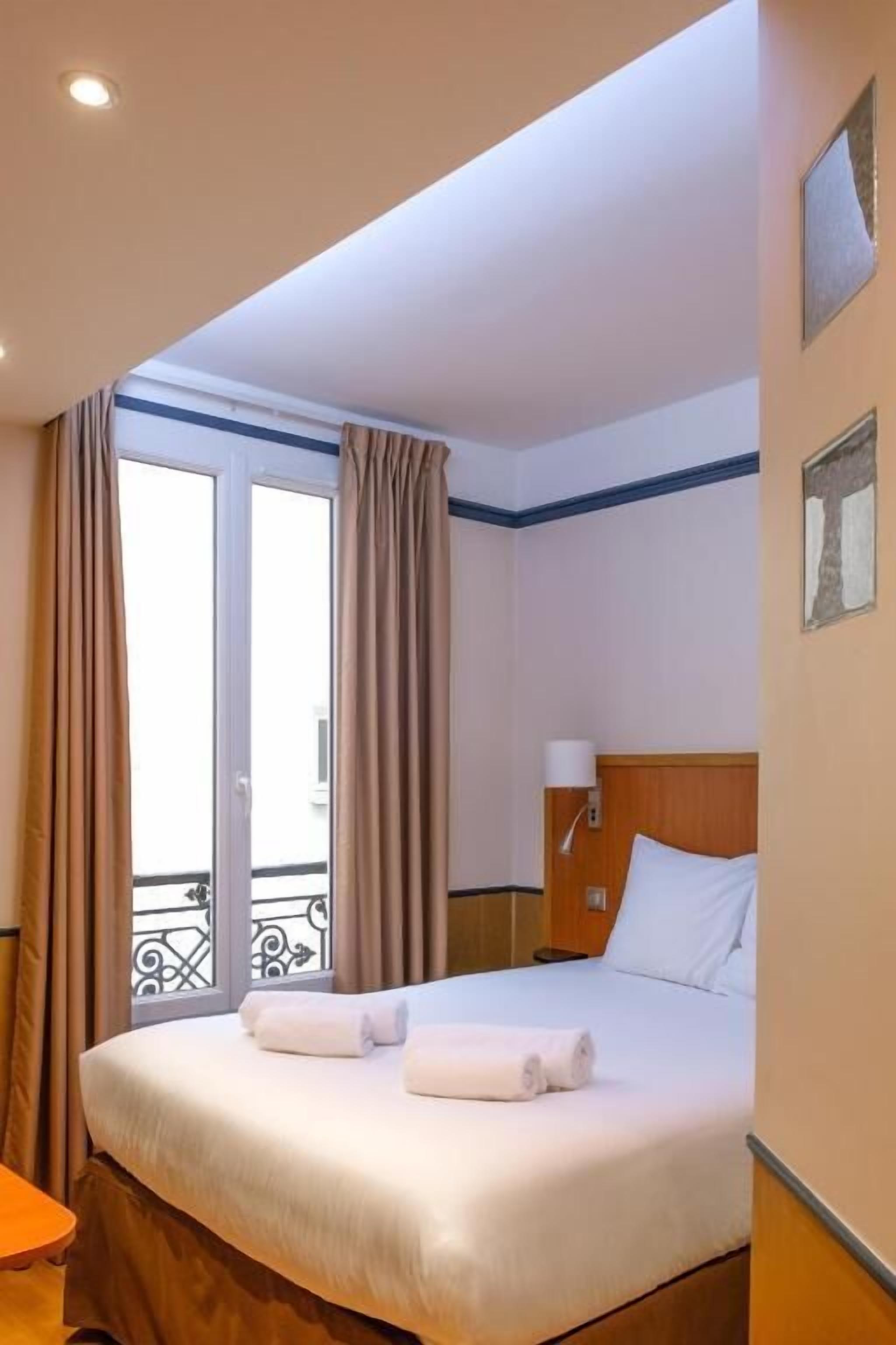 Single Room, Private Bathroom | Bathroom | Combined shower/tub, free toiletries, hair dryer, towels