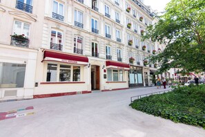 Exterior detail - Hôtel Marignan (Paris)