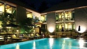 Outdoor pool, pool umbrellas, sun loungers - Samui Seabreeze Place (Koh Samui)