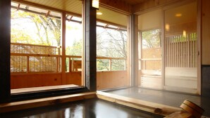 A traditional Japanese onsen with wooden flooring and large windows. - Futarishizuka Hakuun (Takayama)