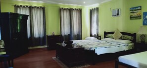 Safari Room | In-room safe, desk
