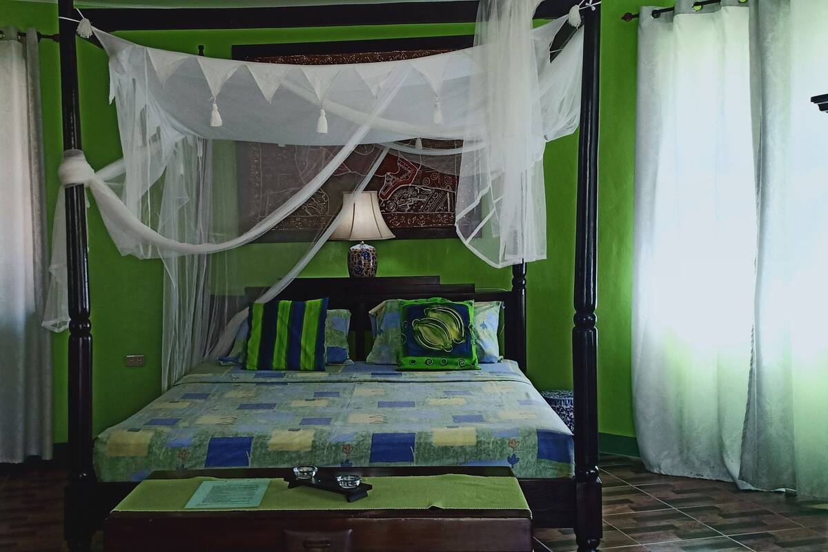 Banyan AC Hillside Cottage