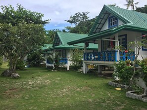 Duplex AC Sea View | 客房内保险箱、办公桌