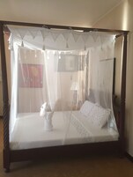 Caja de seguridad en la habitación y escritorio 