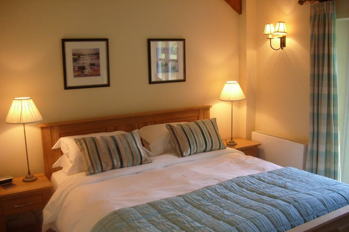 Habitación doble, 1 cama de matrimonio grande, baño privado (Fleurie Room)