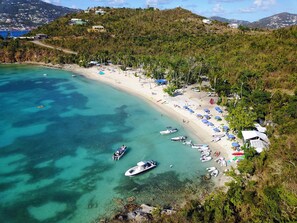 White sand, sun loungers, beach umbrellas, beach towels - Virgin Islands Campground (St. Thomas)