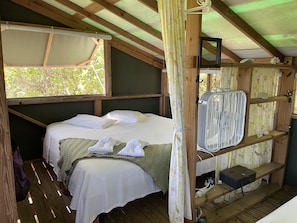 Egyptian cotton sheets, premium bedding, in-room safe - Virgin Islands Campground (St. Thomas)