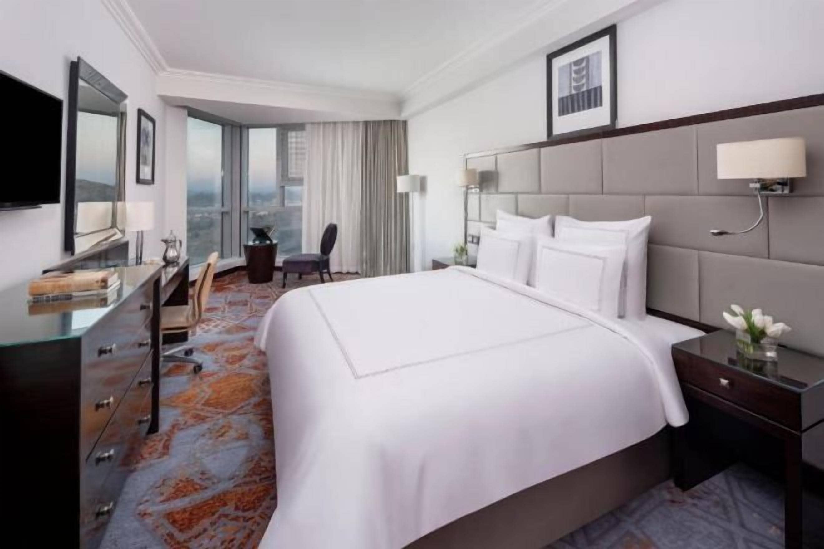 Hypo-allergenic bedding, in-room safe, desk, blackout drapes