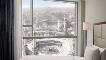 Hypo-allergenic bedding, in-room safe, desk, blackout drapes