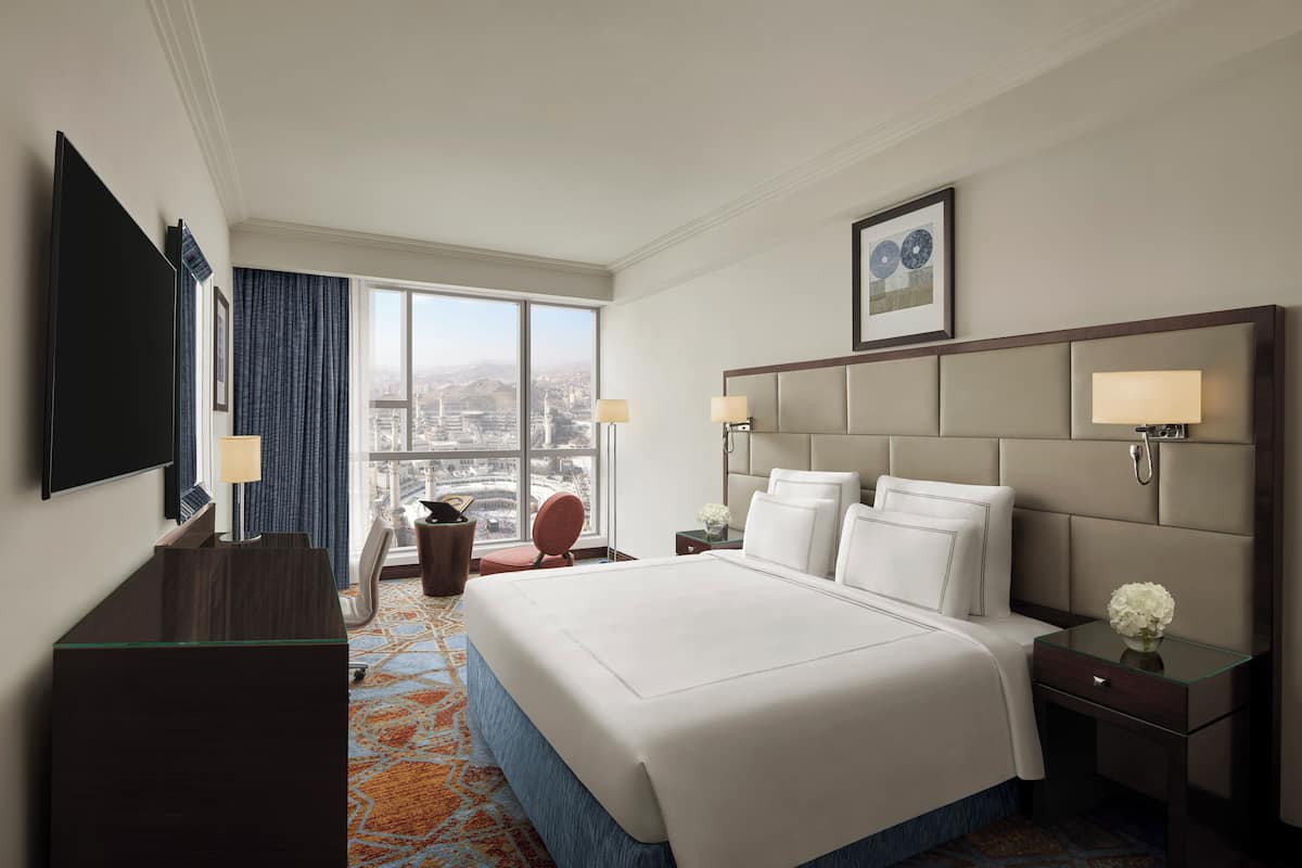 Hypo-allergenic bedding, in-room safe, desk, blackout drapes