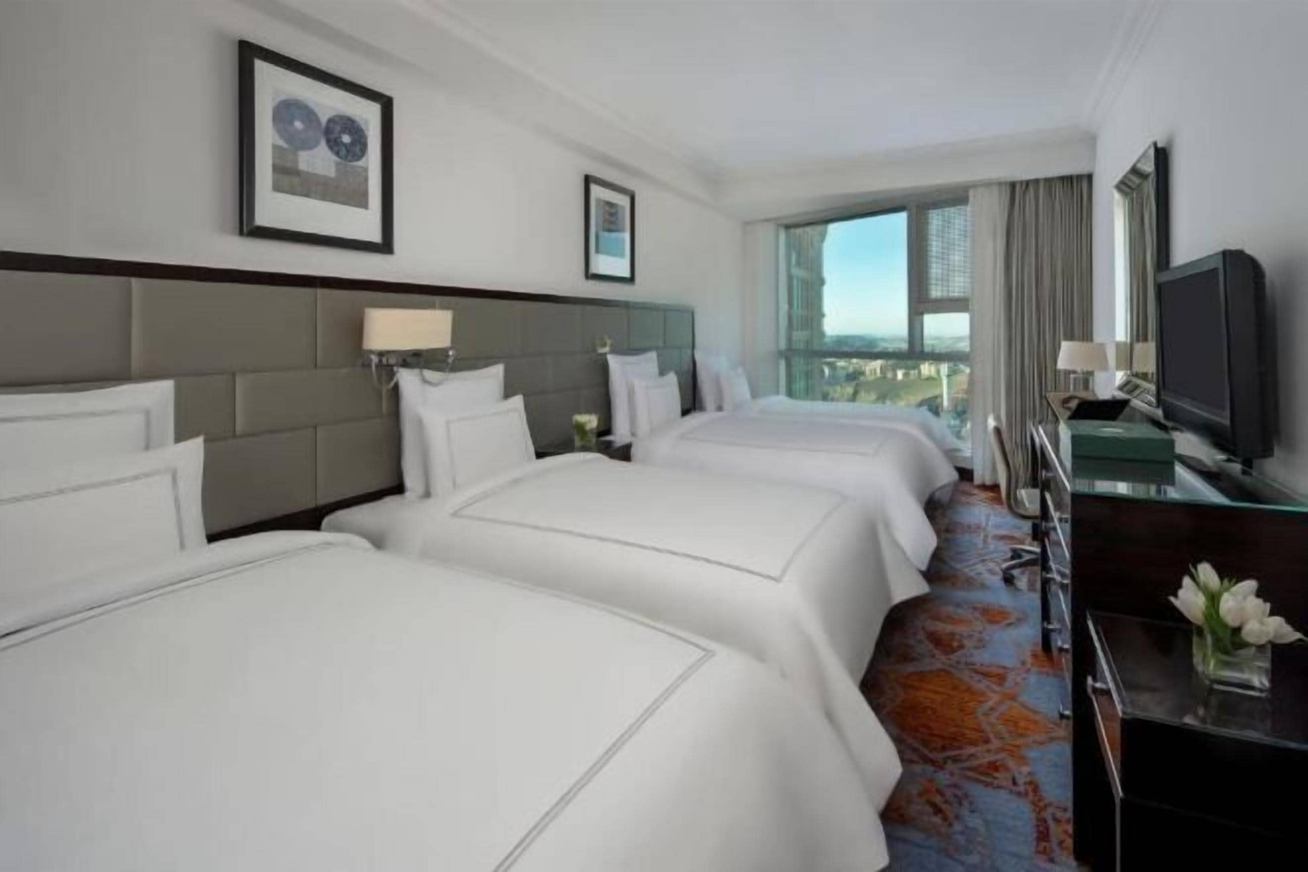 Hypo-allergenic bedding, in-room safe, desk, blackout drapes