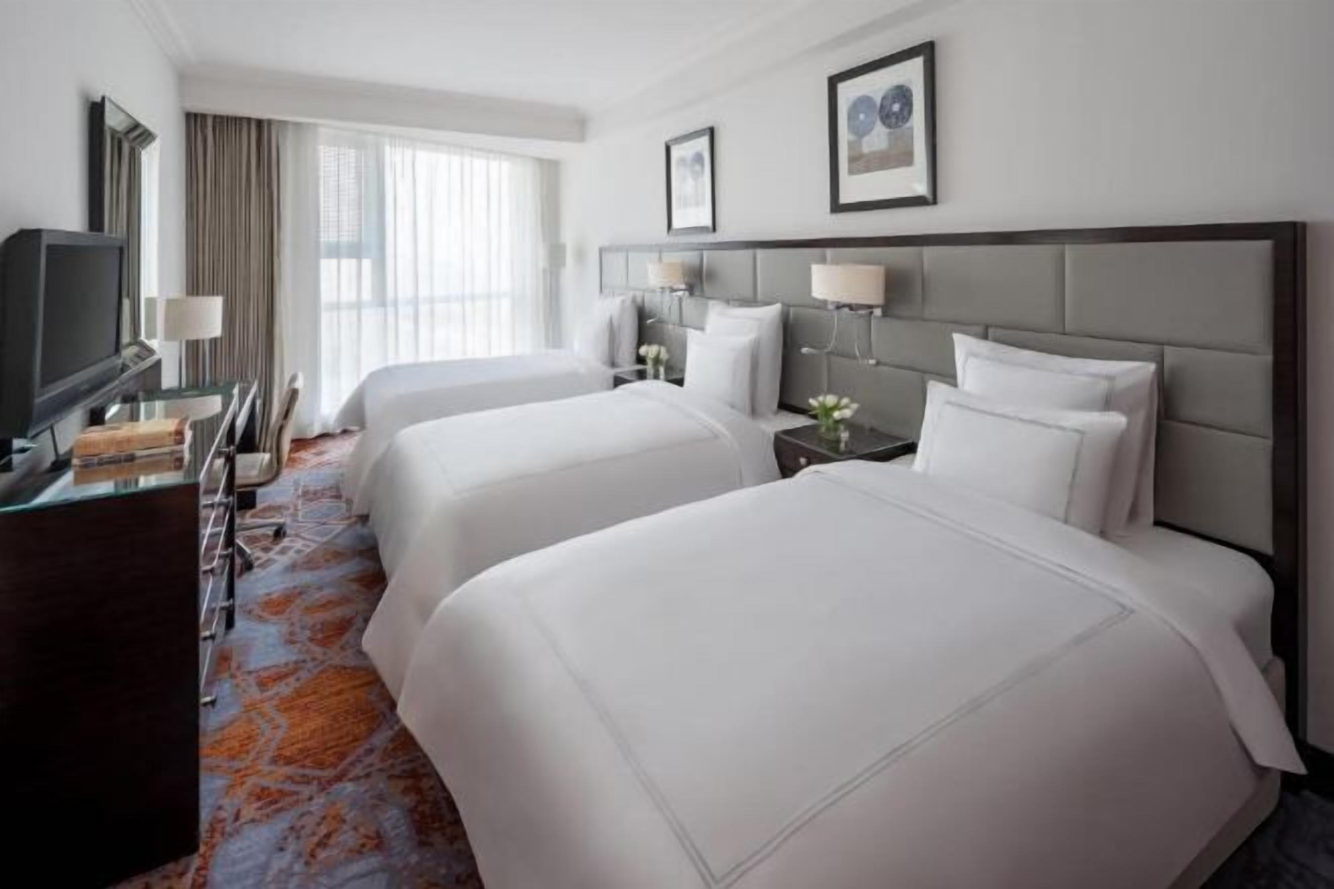 Hypo-allergenic bedding, in-room safe, desk, blackout drapes