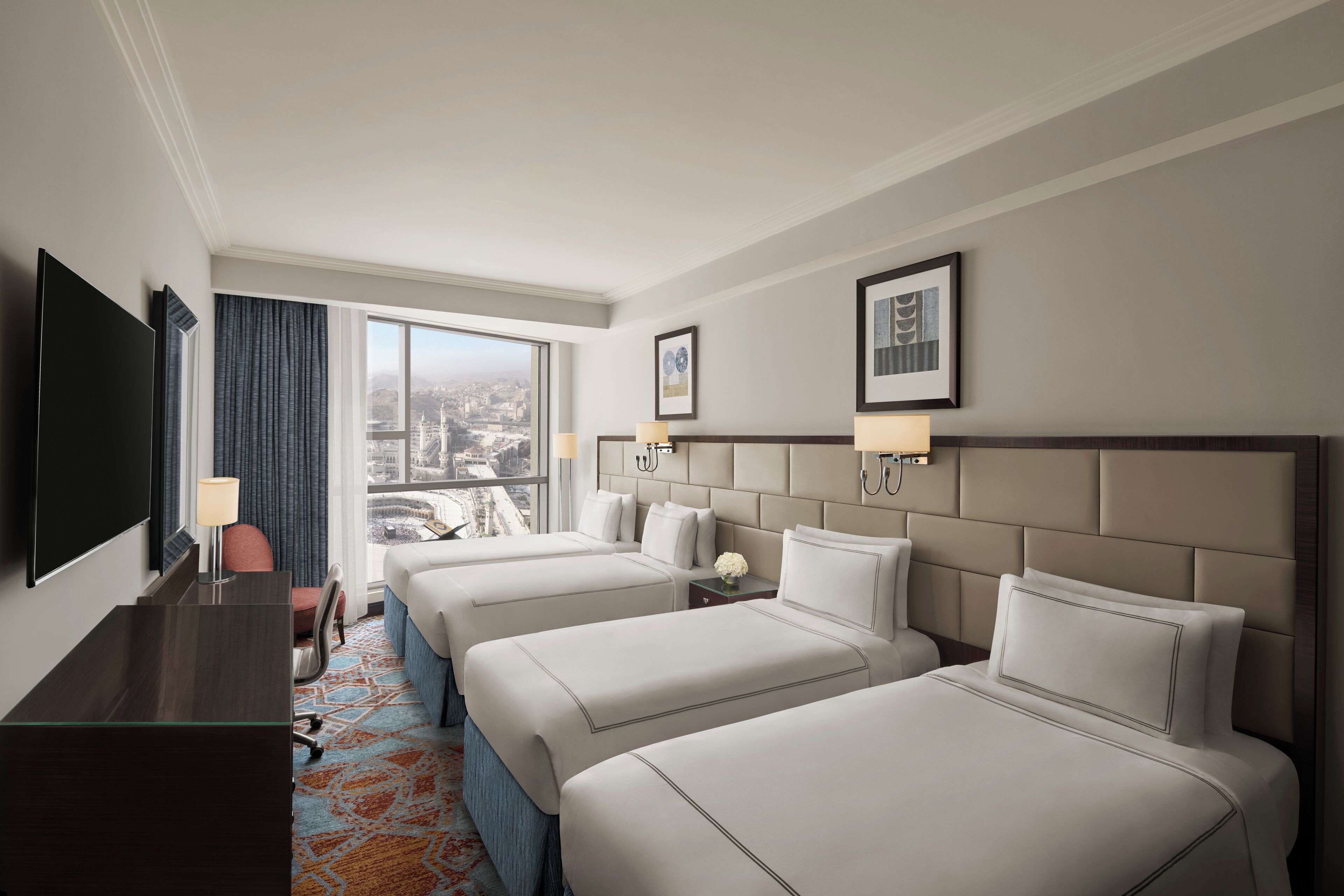 Classic Room (Quad bed, Kaaba) | Peralatan tempat tidur hipoalergenik, peti besi dalam bilik, meja 