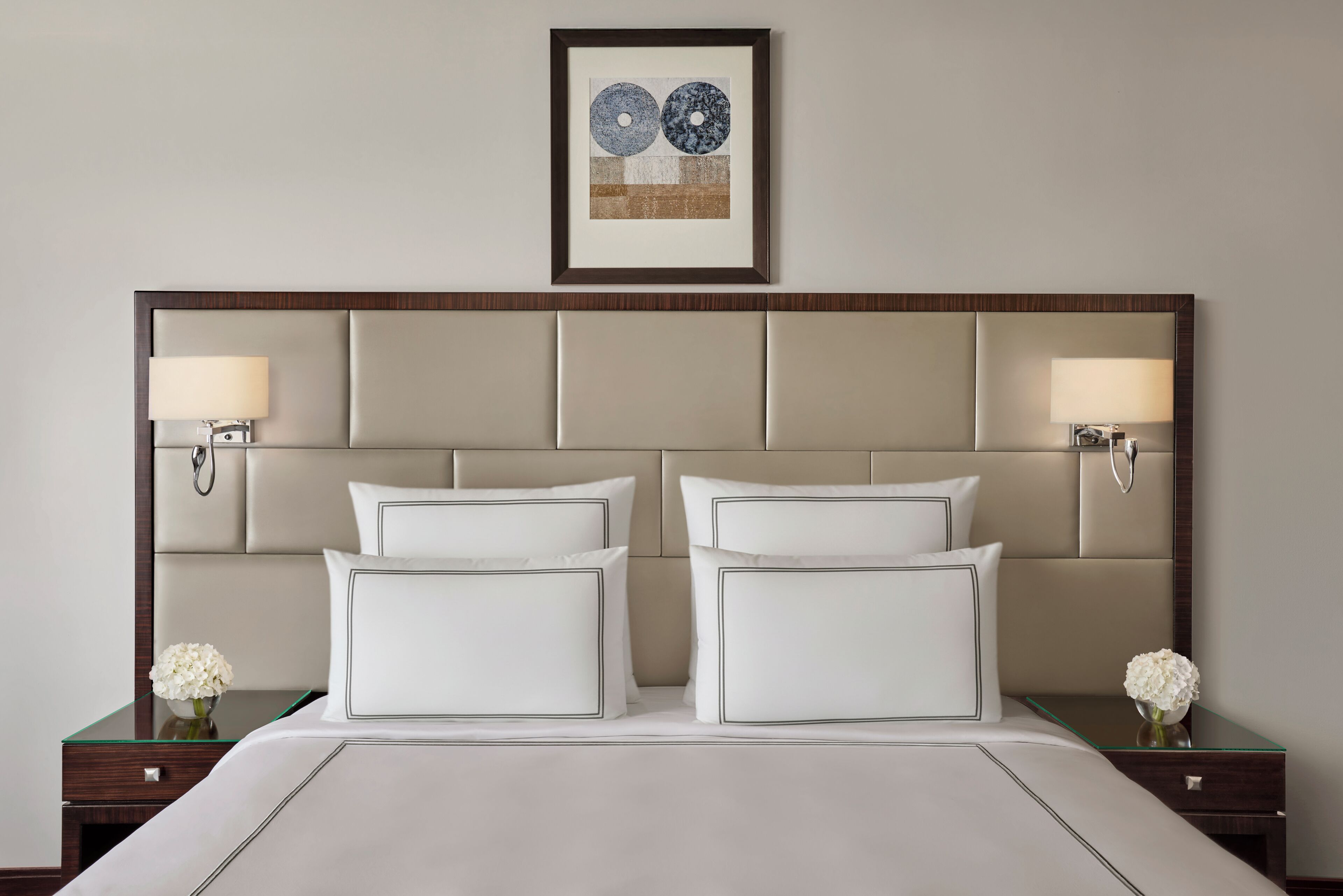 Peralatan tempat tidur hipoalergenik, peti besi dalam bilik, meja 