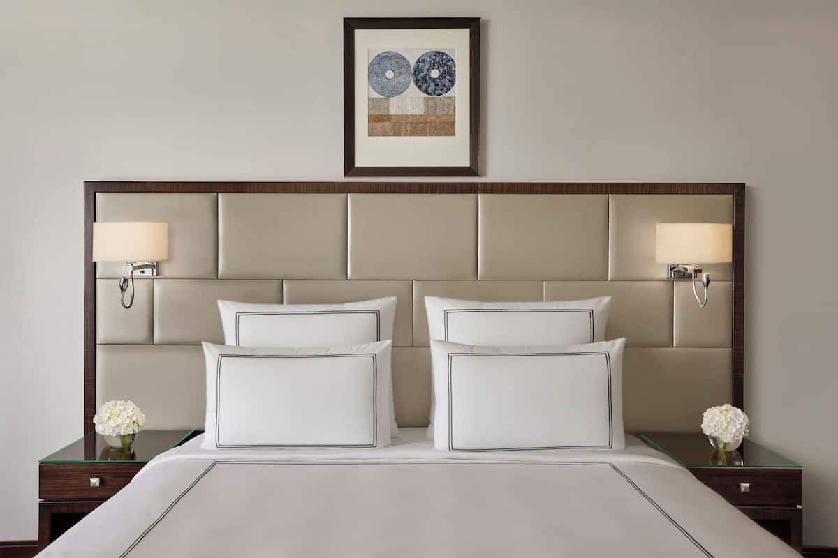 Peralatan tempat tidur hipoalergenik, peti besi dalam bilik, meja