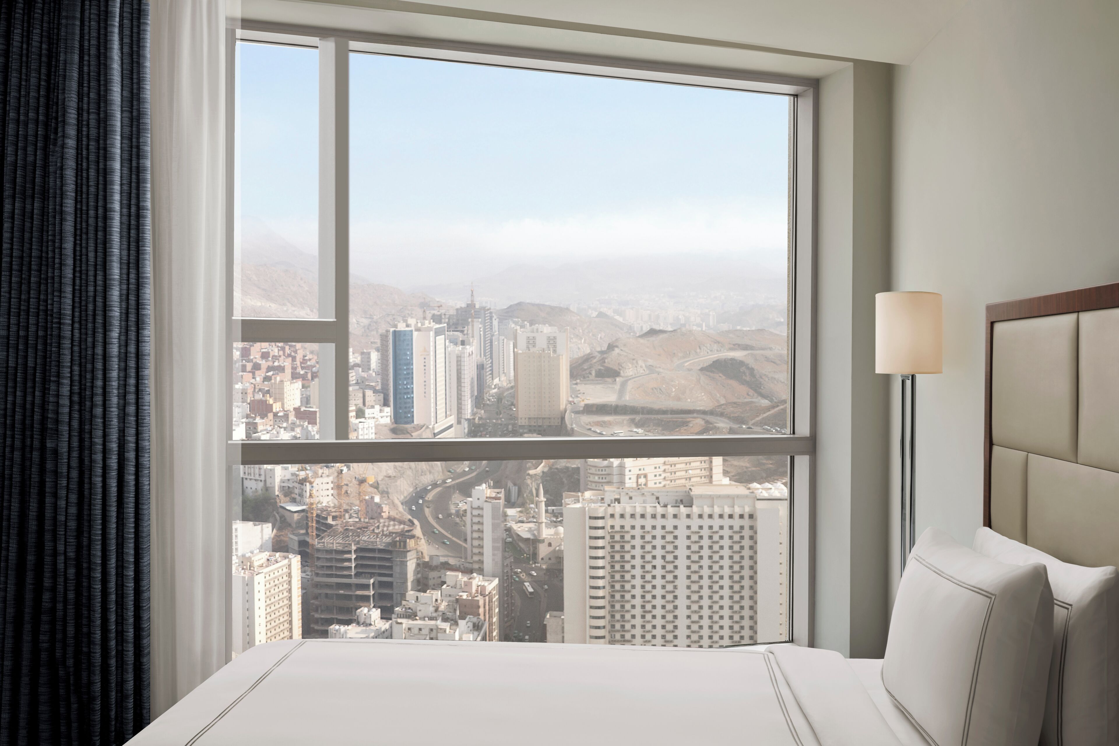 Allergivenligt sengetøj, pengeskab på værelset, skrivebord