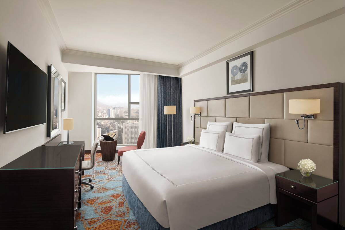 Classic Room, 1 King Bed (City) | Hypo-allergenic bedding available, in-room safe, desk, laptop workspace