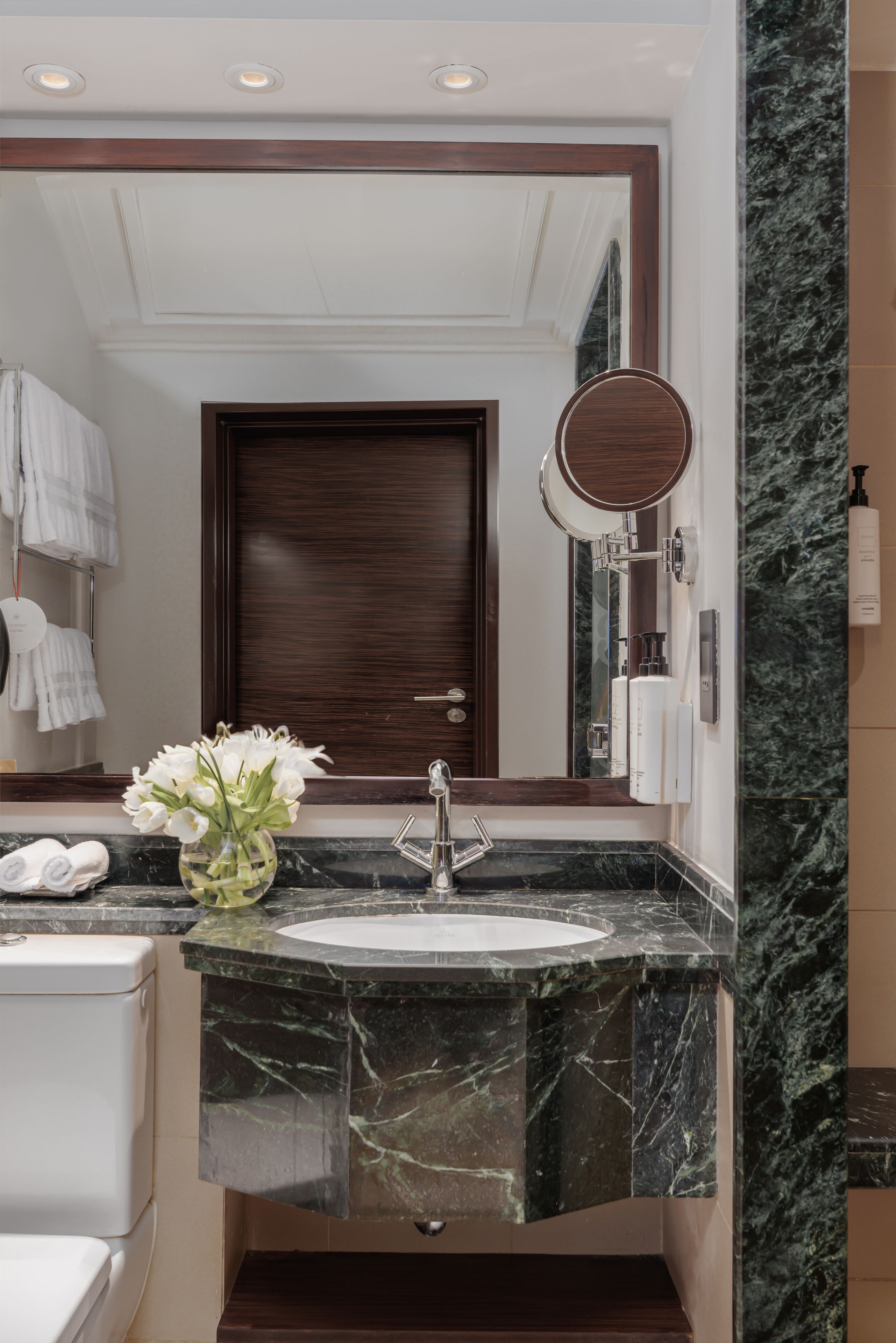 combined shower/bathtub, hydromassage showerhead, free toiletries