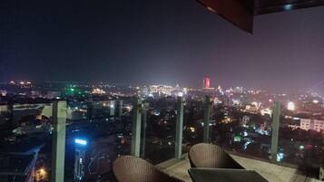 2 bars/lounges, poolside bar