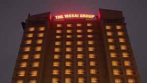 Un immeuble sur lequel on peut lire, en haut, l’inscription « The Vissai Group ».